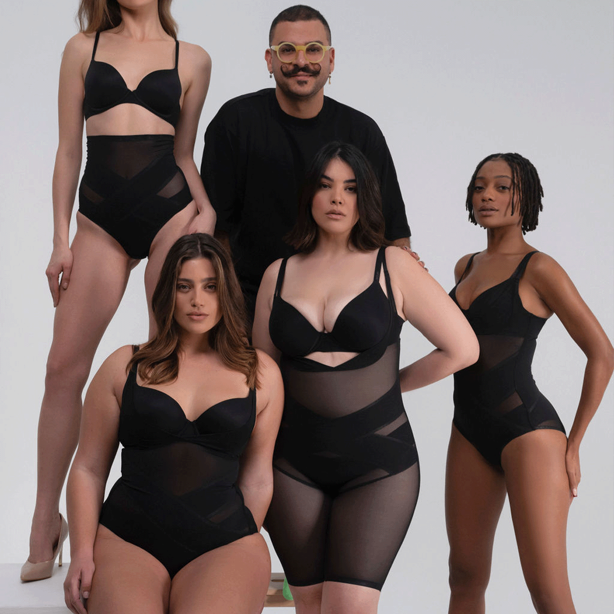 קולקציית מחטבים לנשים וגברים של המעצב דרור קונטנטו כחלק מהשקת מועדון הלקוחות DROR KONTENTO VIP CLUB. בתמונה מוצגים מגוון מחטבי גוף, מחטבי מותן ומחטבים לחיטוב מירבי במידות מגוונות. הצטרפות למועדון ה-VIP מעניקה הטבת הצטרפות של 50 ש"ח לרכישה ראשונה באתר המחטבים, גישה מוקדמת לקולקציות ערב וכלות חדשות, הזמנות לאירועי סטודיו סגורים, שיתופי פעולה בלעדיים והטבות VIP מיוחדות לחברות המועדון הרשומות